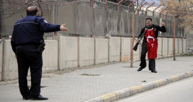 Boynuna Türk Bayrağı asıp tüfekle intihara kalkıştı!