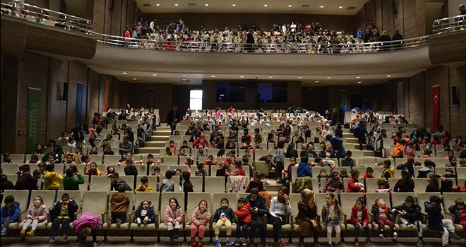 Büyükşehir, 5232 çocuğu tiyatro salonunda bir arada buluşturdu