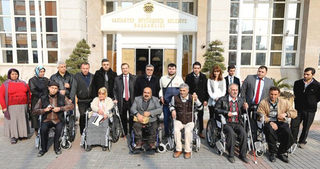 Büyükşehir, Engellilere Beyaz Baston Ve Tekerlekli Sandalye Dağıttı