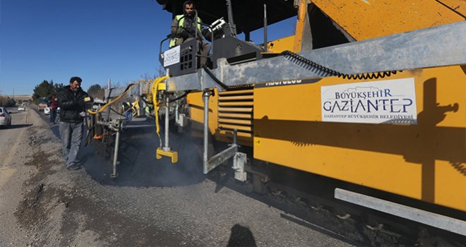 BÜYÜKŞEHİR, GAZİANTEP-KİLİS YOLUNUN ASFALTINI YENİLİYOR
