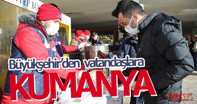 Büyükşehir, otobüs terminalindeki vatandaşlara kumanya dağıttı