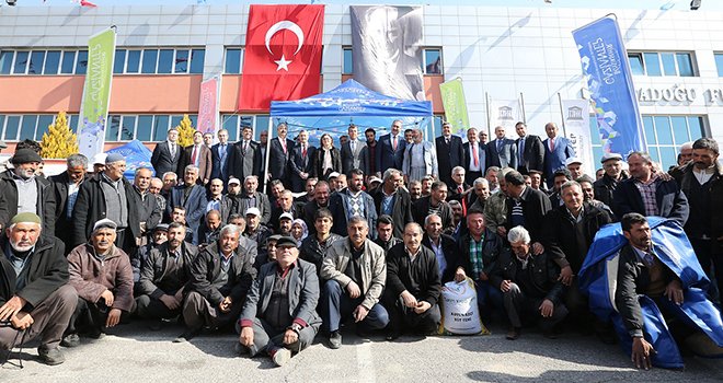 Büyükşehir'den çiftçilere "koyun süt yemi" desteği
