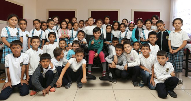 Büyükşehir’den kas hastası çoçuğa akülü sandalye