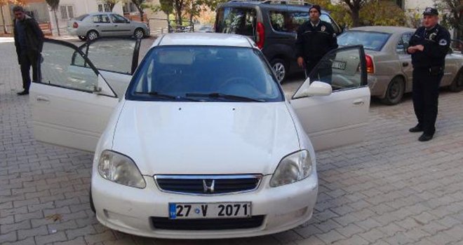 Çaldıkları otomobille kaçmaya çalışırken yakalandılar