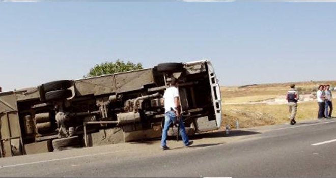 Çevik kuvvet polisleri kaza yaptı