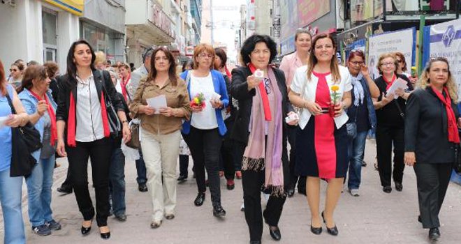 CHP Kadın Kolları Genel Başkanı Dokuzcan, İzmit'te pişmaniye dağıttı