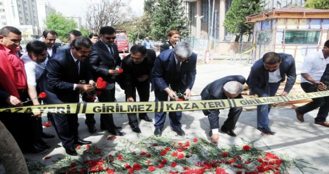 CHP'liler Emniyet Müdürlüğü önüne karanfil bıraktı