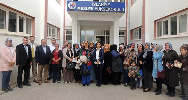 Çiftçi hanımlardan İslahiye MYO ve serasına ziyaret