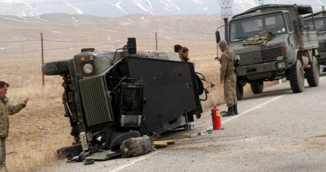 Cizre'de zırhlı araç devrildi: 11 asker yaralı