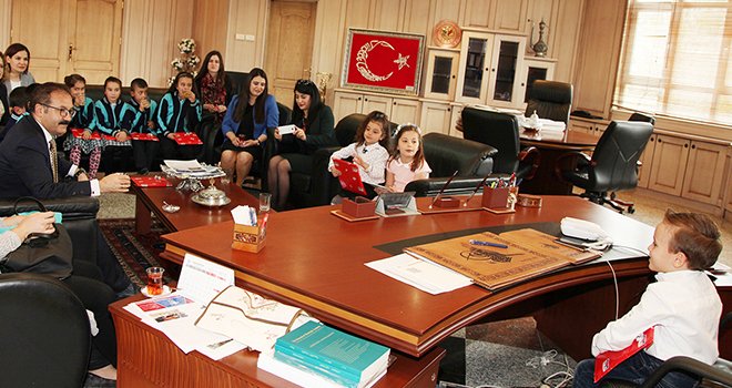 Çocuklar GAÜN Rektörü Gür’ün koltuğunda