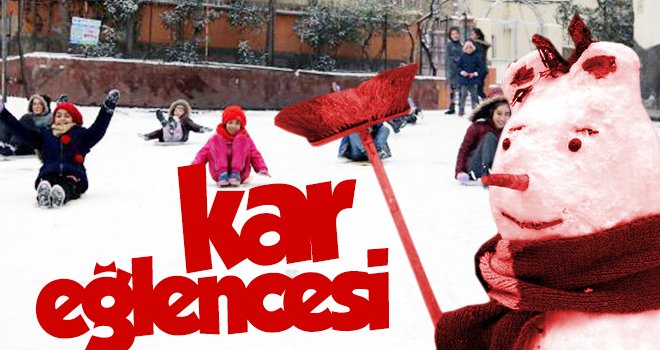 Çocuklar, kar topu oynayıp, poşet ve tepsilerle kaydı