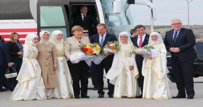 Davutoğlu ve Merkel Suriyeli mültecileri ziyaret etti