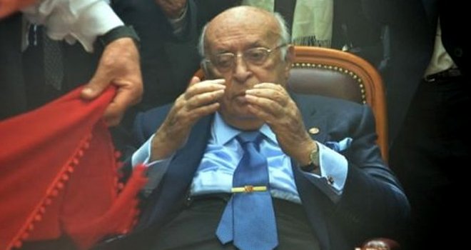 Demirel mezarını önceden kazdırıp onayladı...