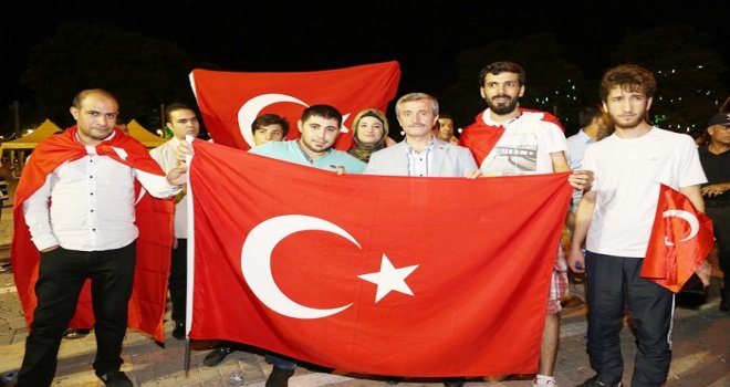 Demokrasi Meydanı’nda Milli İrade nöbeti