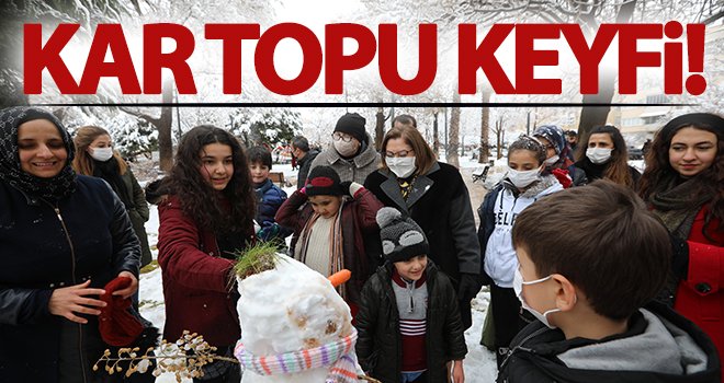 Denetime çıkan Başkan Şahin, polis ve çocuklarla kar topu oynadı