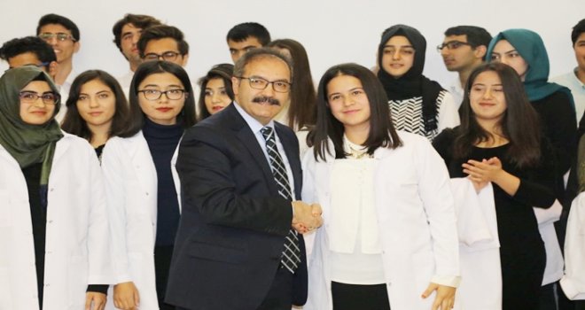 Diş Hekimi adayları beyaz önlük giydi