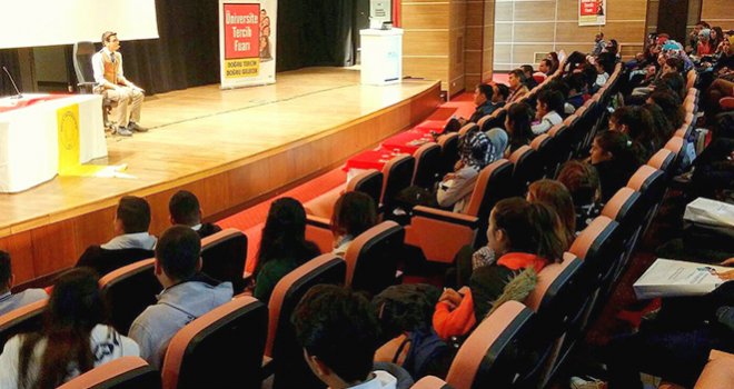 Diyarbakır Üniversite Fuarında HKÜ Öğrencilerle Buluştu