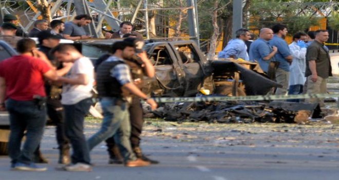 Diyarbakır'da bombalı saldırı: 12'si polis 45 yaralı
