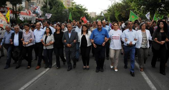 Diyarbakır'da yürüyüşle protesto edildi