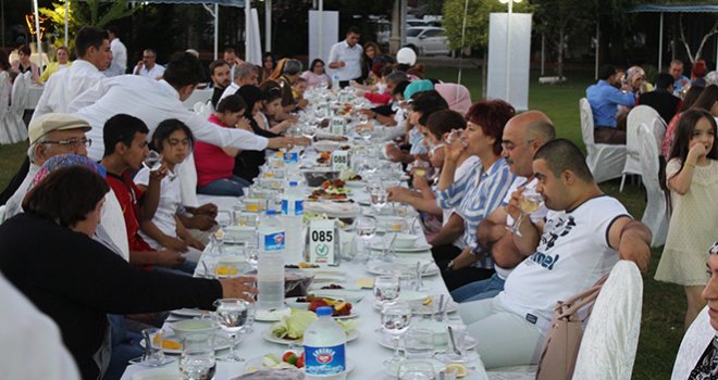 Down Sendromlu Çocuklar Ve Aileleri İftarda Buluştu