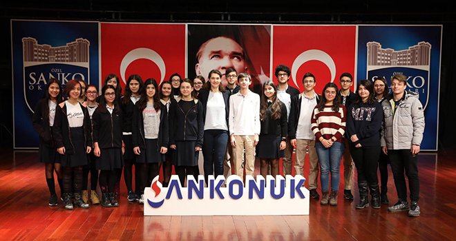 Dr. Gözde Durmuş SANKO öğrencileriyle bir arada