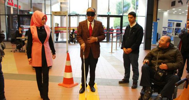 Empati için 1 dakikalığına engelli oldular