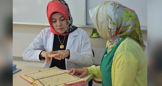 Kur'an öğretmek için işaret dili öğrendi