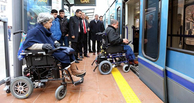 ENGELLİ TRAMVAYLAR YOLCU TAŞIMAYA BAŞLADI
