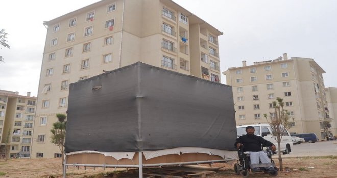 ENGELLİ VATANDAŞ ÇAREYİ ÇADIR KURMAKTA BULDU