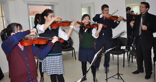 ENSTRÜMAN ÇALMAYI ŞAHİNBEY’DE ÖĞRENİYORLAR