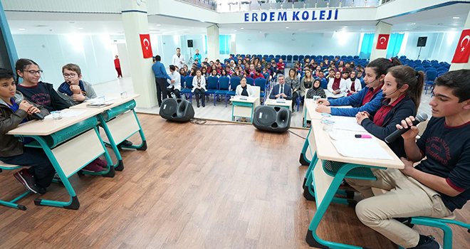 Erdemli öğrencilerin münazara yarışması
