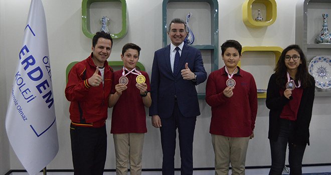 Erdemli öğrencilerin yüzme başarısı