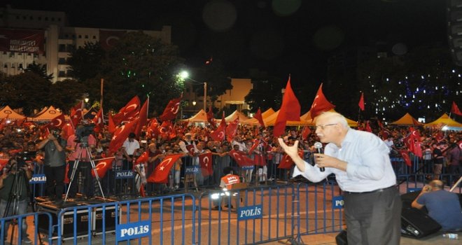 Erdoğan demokrasi nöbetinde on binlerle buluştu