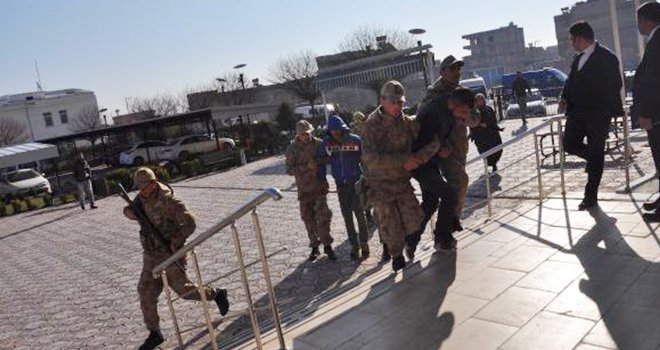 Evin demir kapılarını çalmak isterken suçüstü yakalandılar