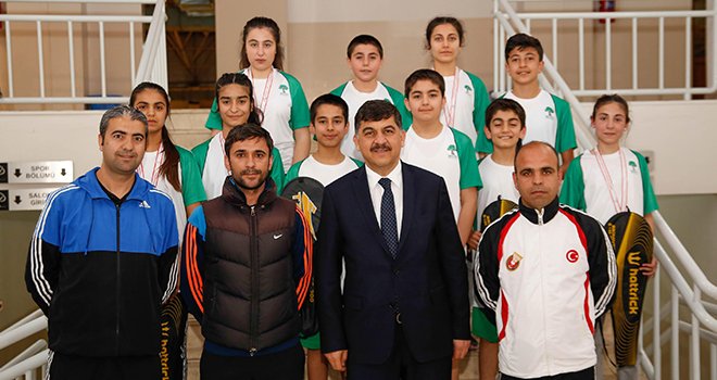 Fadıloğlu, başarılı sporcularla buluşmaya devam ediyor 