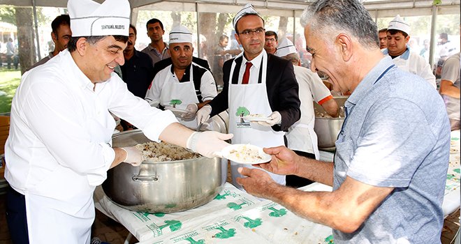 Fadıloğlu, esnafa pilav ikram etti