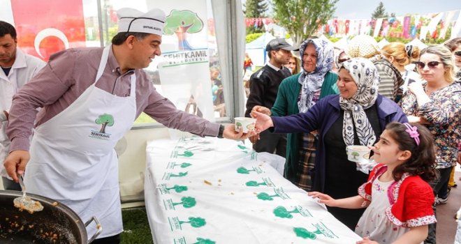 Fadıloğlu helva dağıttı