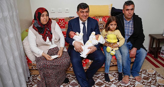 Fadıloğlu, ikiz bebeklere "Merhaba" dedi 