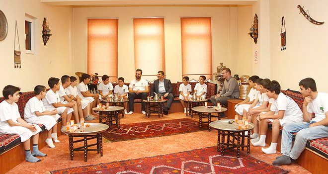 Fadıloğlu, sporcularla tecrübelerini paylaşıyor