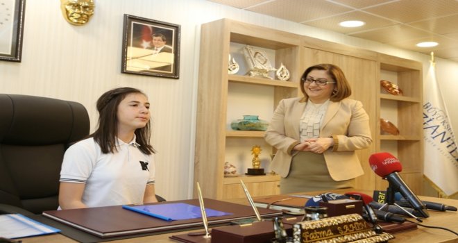FATMA ŞAHİN KOLTUĞUNU ÇOCUKLARA BIRAKTI
