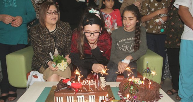 ESRA’YA HASTANEDE PASTA SÜRPRİZİ