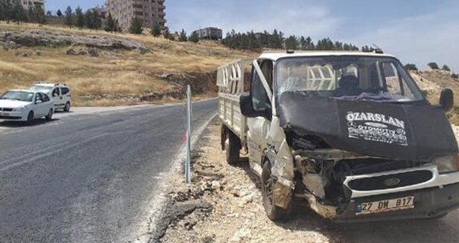 Feci Kazada otomobil ile kamyonet çarpıştı: 10 yaralı
