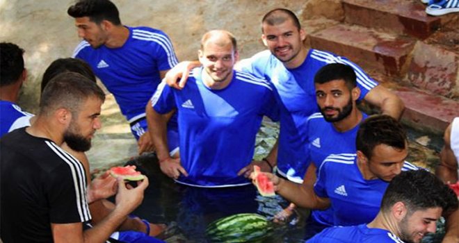 Futbolcuların havuzda karpuz keyfi!