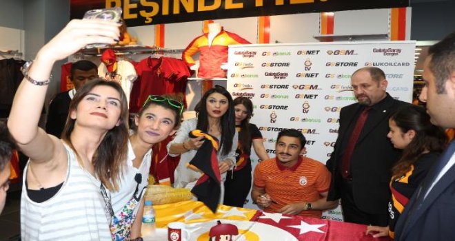 Galatasaraylı Koray'ın imza gününe yoğun ilgi