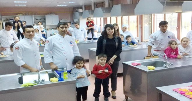 GAÜN kreş ve anaokulu öğrencileri kendi kurabiyelerini yaptı