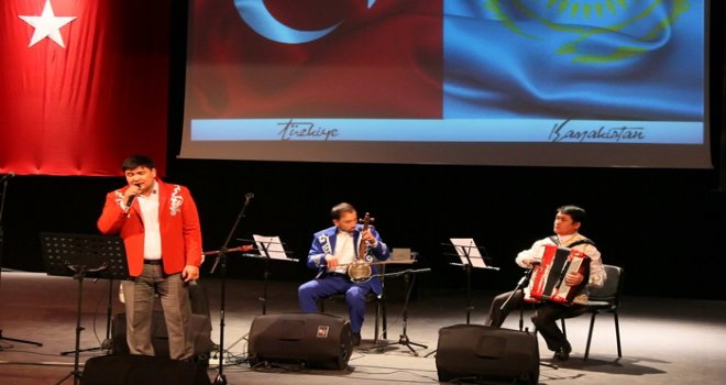 GAÜN’de Kazakistan müzik grubundan konser