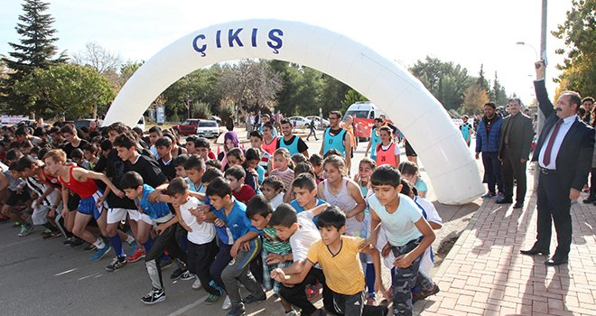 GAÜN’de Öğrenciler Atatürk anısına koştu