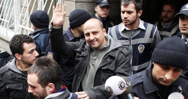 Gazeteci Ahmet Şık tutuklandı... 