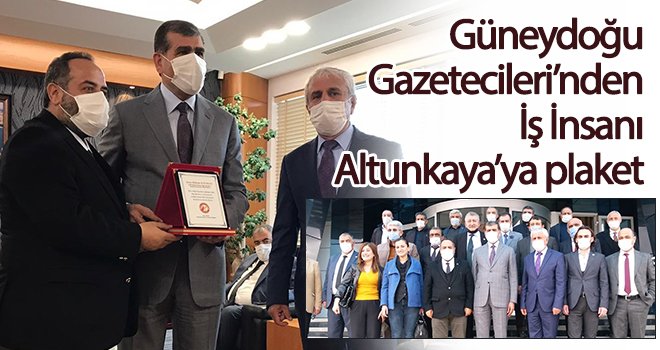 Gazetecilerden Altunkaya’ya plaket