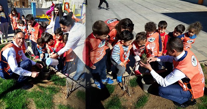 Gazi Koleji öğrencileri toprak inceleyerek ağaç dikti